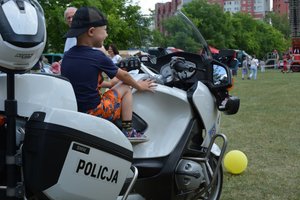 chłopczyk na policyjnym motorze
