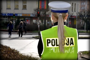 policjantka z ruchu drogowego kontroluje ruch pieszych