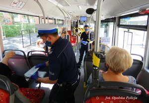Policjanci z Opola rozdają maseczki w autobusach