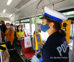 Policjanci z Opola rozdają maseczki w autobusach