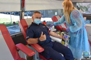 policjanci z Olesna oddają krew