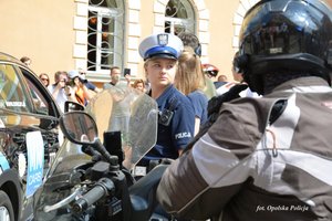policjntka obok motocykl z obsługi wyścigu