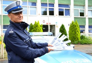 policjant pokazuje odblaski