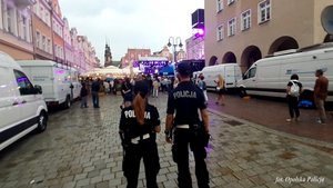 2 policjantów stoi naprzeciwko rynku