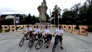 4 policjanci na rowerach na pl. wolności