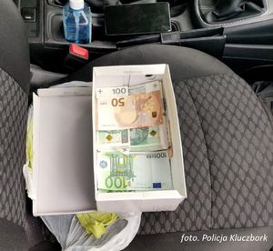 zabezpieczone pieniądze na fotelu samochodu