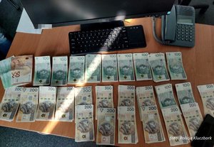 zabezpieczone pieniądze leżą rozłożone na stole