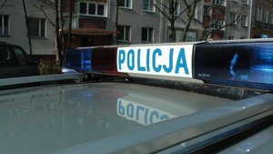 policyjny radiowóz na tle bloku