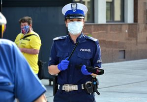 policjantka ruchu drogowego w rękach trzyma odblaski
