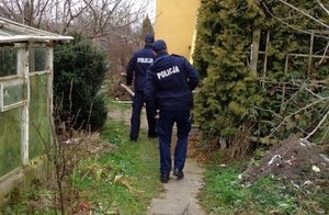 policjanci sprawdzają ogródek działkowy