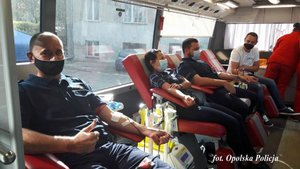 policjantka i policjanci w trakcie oddawania krwi