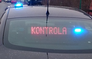 nieoznakowany radiowóz na tylnej szybie wyświetla się napis policja