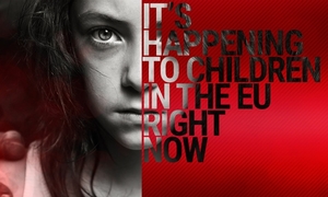 tablica z twarzą dziecka i napisem w języku angielskim it&#039;s happening to children in EU right now (tł. to właśnie teraz przydarza się dzieciom w UE)