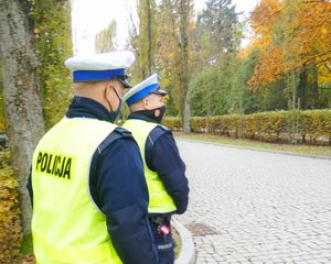 Dwóch policjantów ruchu drogowego w rejonie terenów zielonych