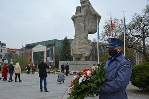 Zastępca Komendanta Wojewódzkiego Policji w Opolu insp. Rafał Stanisławski składa kwiaty