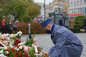 Zastępca Komendanta Wojewódzkiego Policji w Opolu insp. Rafał Stanisławski składa kwiaty