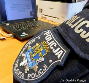 policjant w trakcie spotkania on-line