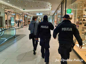 2 policjanci kontrolują galerie handlowe