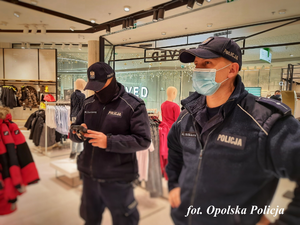2 policjanci kontrolują galerie handlowe