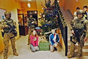 opolscy kontrterroryści przekazują prezent dla wychowanków domu dziecka