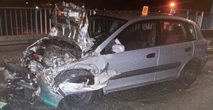rozbity w wyniku wypadku samochód - zdjęcia  boku i przodu pojazdu