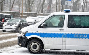 policyjny radiowóz w trakcie zimy