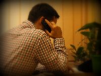 Zdjęcie mężczyzny rozmawiającego przez telefon