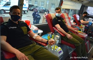 w autobusie ludzie oddają krew