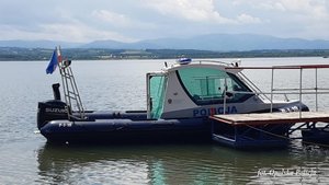 policyjna łódź zacumowana
