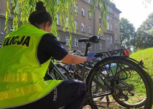 policjantka kontroluje rower