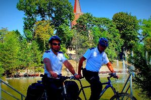 Policjanci z drużyny rowerowej stoją przy swoich jednośladach