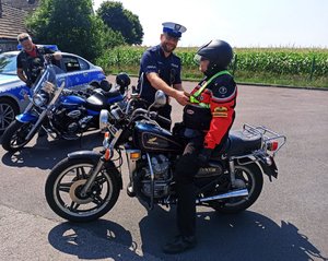 policjanci i motocykliści w trakcie działań