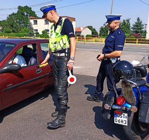 policjanci i motocykliści w trakcie działań