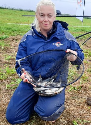 Komisarz Elżbieta Mach-Piwowar ze złowionymi w zawodach rybami