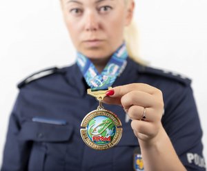 Komisarz Elżbieta Mach-Piwowar ze zdobytym w zawodach medalem