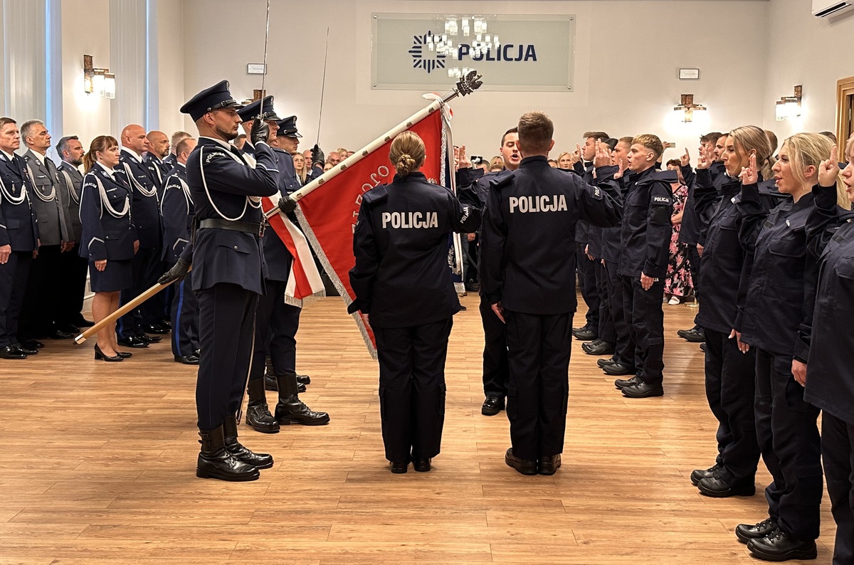 Wzmocnili szeregi opolskiej Policji - 40 nowych funkcjonariuszy ślubowało na sztandar