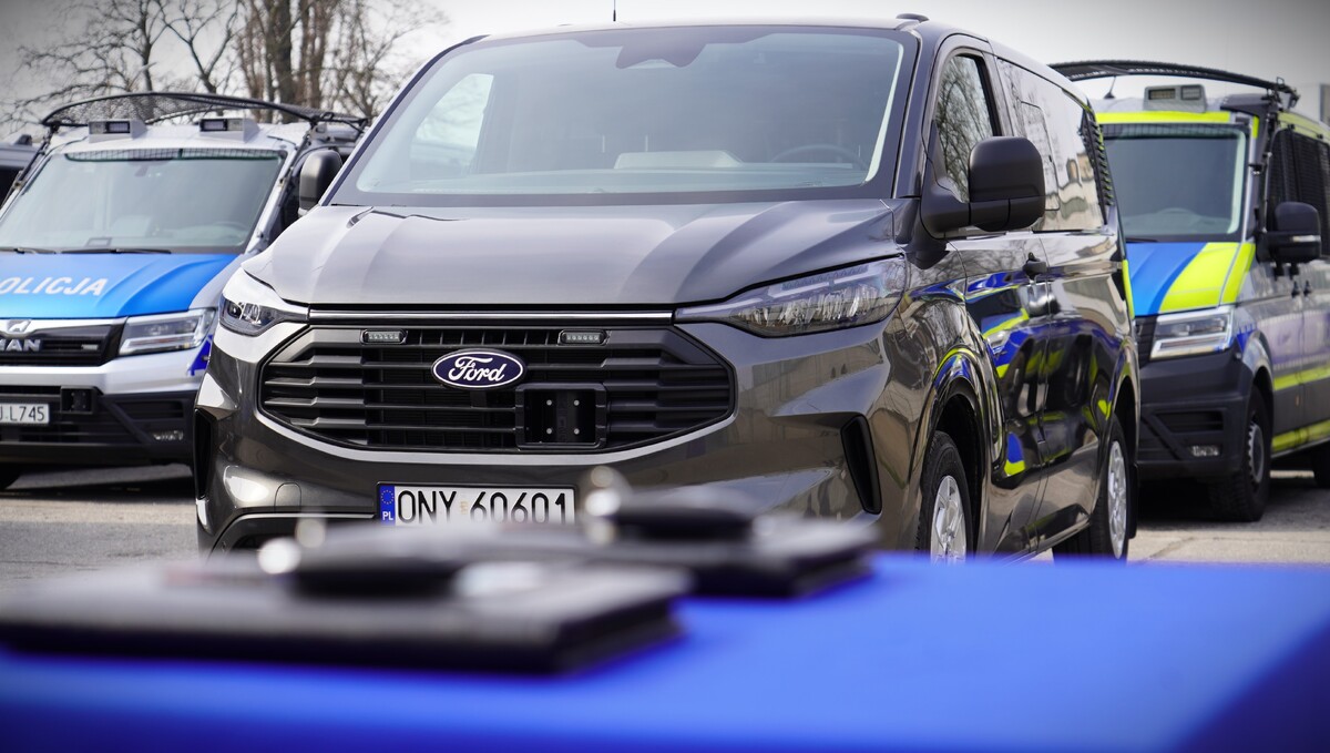 Specjalistyczne radiowozy do transportu psów służbowych trafiły do opolskiej Policji
