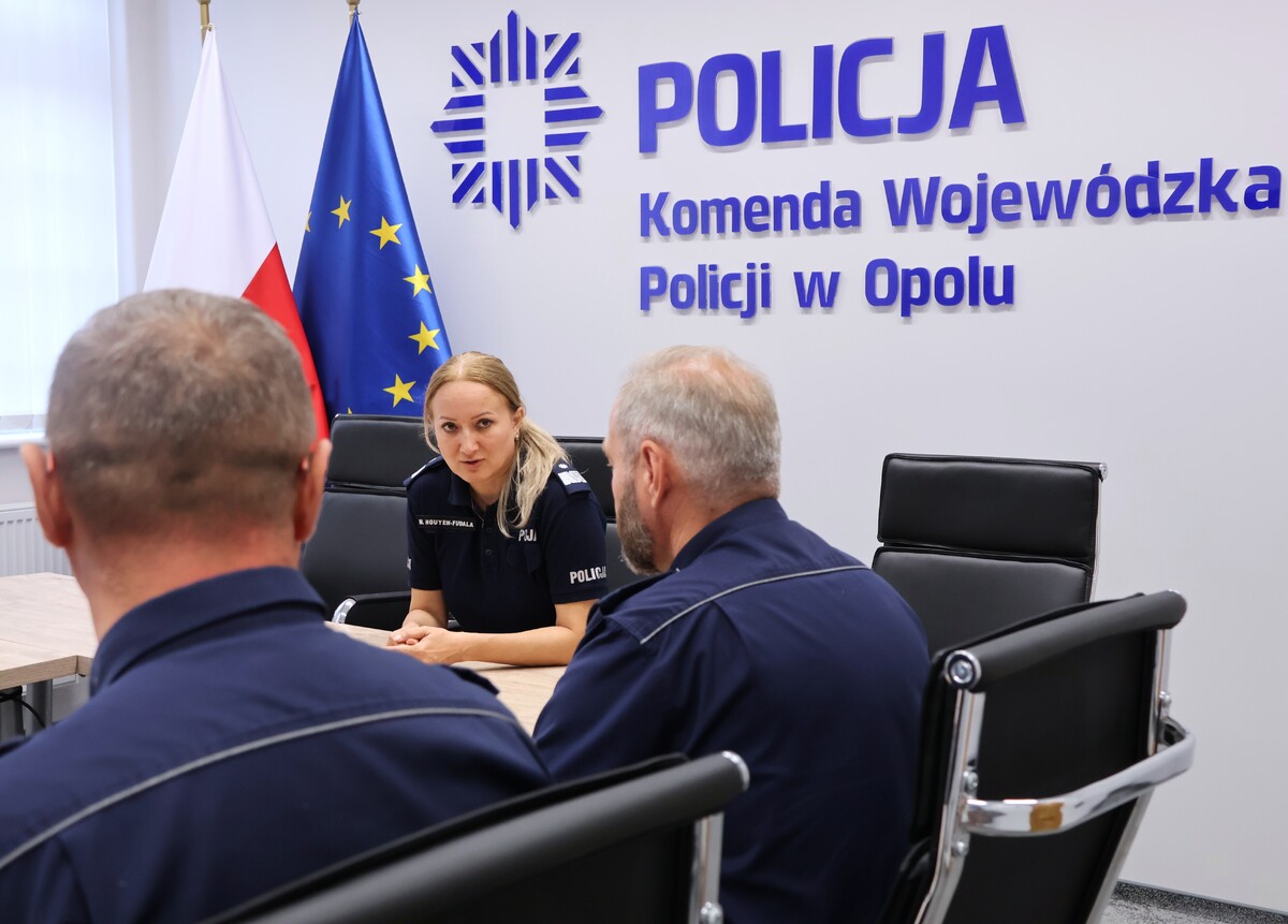 Spotkanie Komendanta Wojewódzkiego Policji w Opolu z dyżurnym, który uratował życie 13-latka